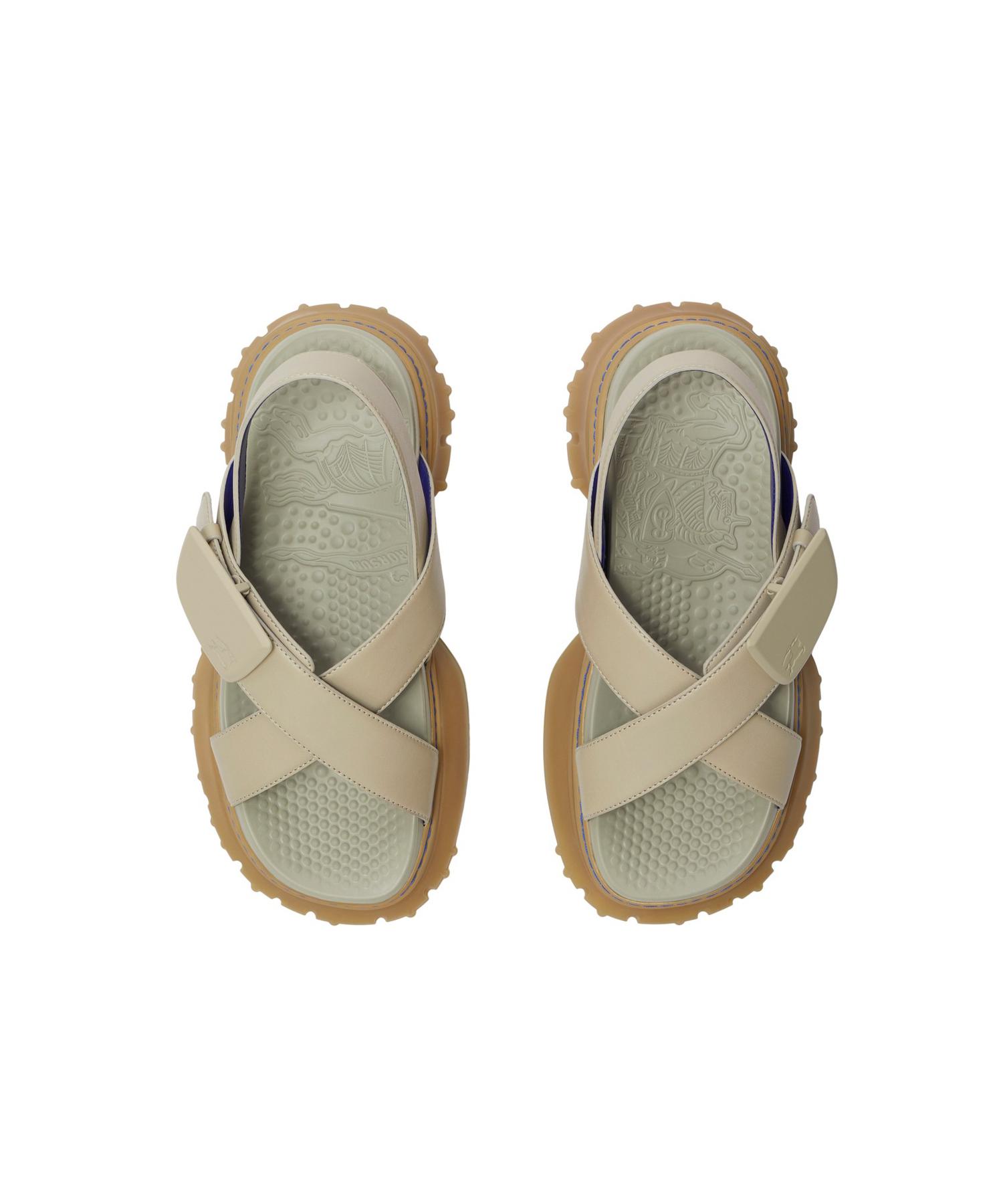 新作　バーバリー　レザーペブルサンダル レザー ペブルサンダル(O10623764)｜HANKYU MEN'S / 阪急メンズ